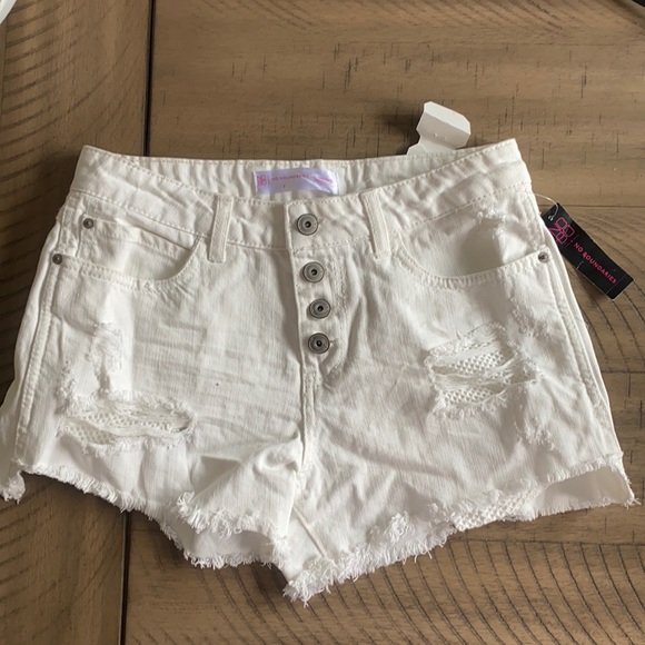 White shorts - Picture 1 of 2